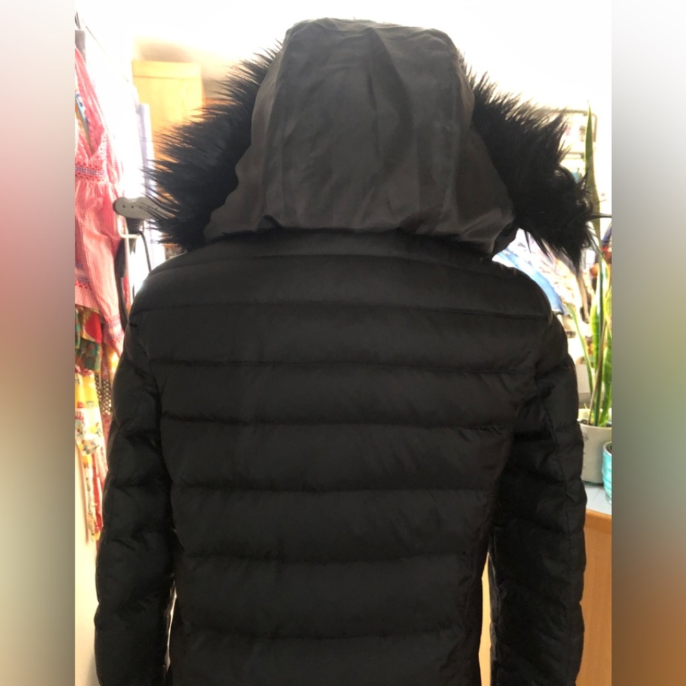 Black Women's Quilted Long Puffer Coat with Faux Fur Hood
Brand: Vero Moda - Picture 6 of 10
